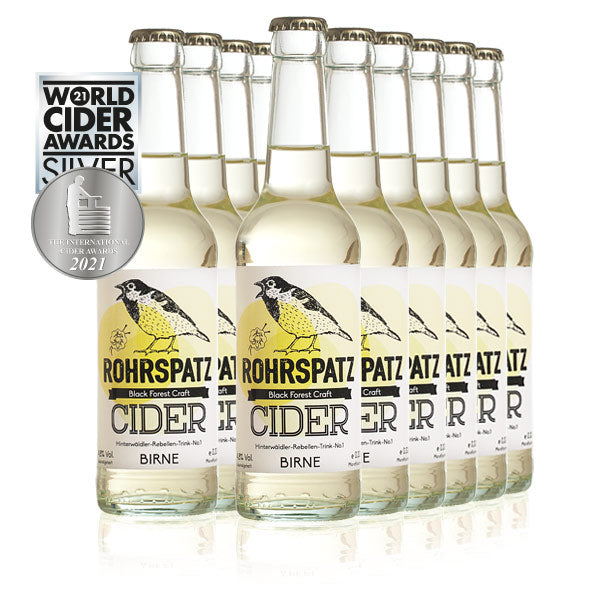 Das Bild zeigt mehrere Flasche Rohrspatz Birne Cider, die mit einer Silbermedaille der World Cider Awards 2021 ausgezeichnet wurde.
Das Bild zeigt mehrere Flasche Rohrspatz Birne Cider. Die Flaschen sind aus Glas und haben eine leicht konische Form mit einem schlanken Hals. Sie sind mit einer hellgelben Flüssigkeit gefüllt. Das Etikett der Flasche ist weiß mit schwarzer Schrift und zeigt ein Bild eines Vogels der seinen Schnabel geöffnet hat. Der Name des Produkts "ROHRSPATZ" ist in großer, schwarzer Schrif
