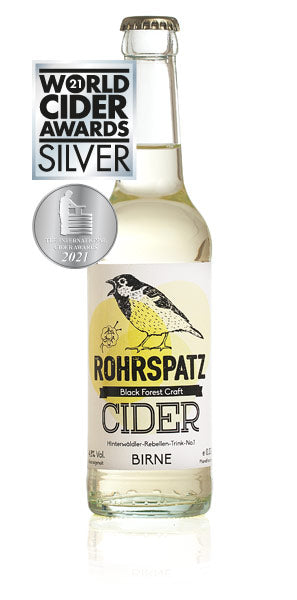 Das Bild zeigt eine Flasche Rohrspatz Birne Cider, die mit einer Silbermedaille der World Cider Awards 2021 ausgezeichnet wurde.
Das Bild zeigt eine einzelne Flasche Rohrspatz Birne Cider. Die Flasche ist aus Glas und hat eine leicht konische Form mit einem schlanken Hals. Sie ist mit einer hellgelben Flüssigkeit gefüllt. Das Etikett der Flasche ist weiß mit schwarzer Schrift und zeigt ein Bild eines Vogels der seinen Schnabel geöffnet hat. Der Name des Produkts "ROHRSPATZ" ist in großer, schwarzer Schrift