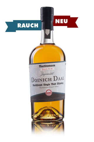 Das Bild zeigt eine Flasche Doinich Daal Blackforest Single Malt Whiskey, Batch 06, die als neu auf dem Markt beworben wird.
Das Bild zeigt eine einzelne Flasche Doinich Daal Blackforest Single Malt Whiskey aus der Brennerei Martinsmoos (Batch Nr. 06). Die Flasche ist aus klarem Glas und enthält eine goldgelbe Flüssigkeit. Das Etikett ist in Braun- und Goldtönen gehalten und trägt den Namen des Whiskys, die Bezeichnung "Blackforest Single Malt Whiskey" und "Handmade Craft Spirit". Oben auf dem Etikett steht